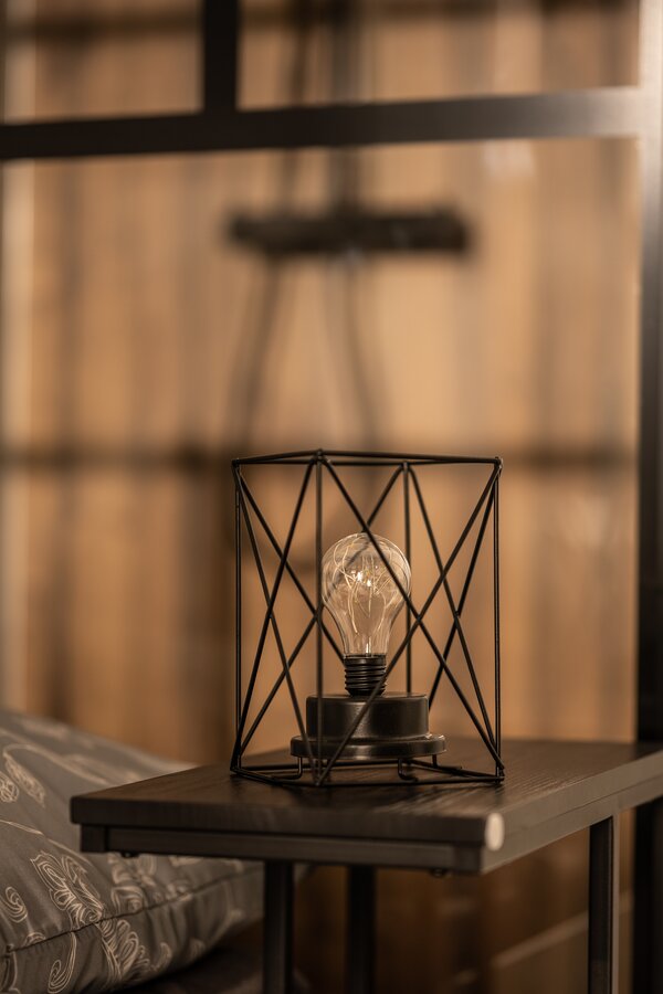 The small retro lamp is ideal for cosy evenings | © @wolfistraunseeblick