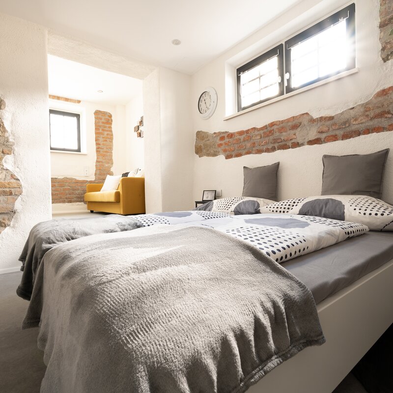 Alcoves, bricks and modern furnishings characterise our loft holiday room. | © @wolfistraunseeblick