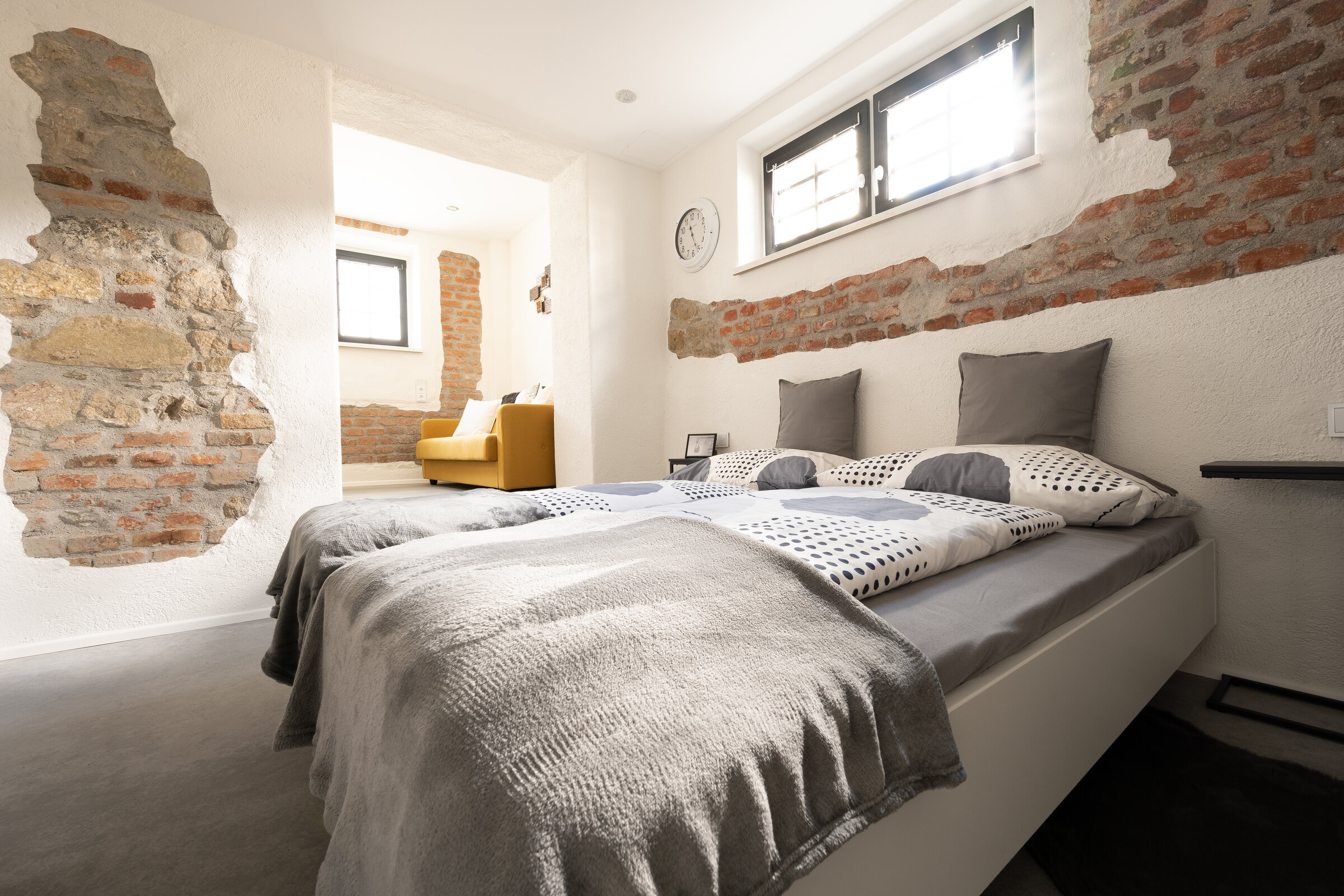 Nischen, Ziegel und eine moderne Einrichtung zeichnen unser Loftferienzimmer aus. | © @wolfistraunseeblick