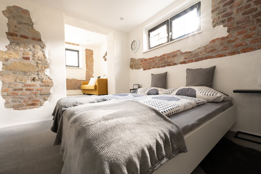 Nischen, Ziegel und eine moderne Einrichtung zeichnen unser Loftferienzimmer aus. | © @wolfistraunseeblick