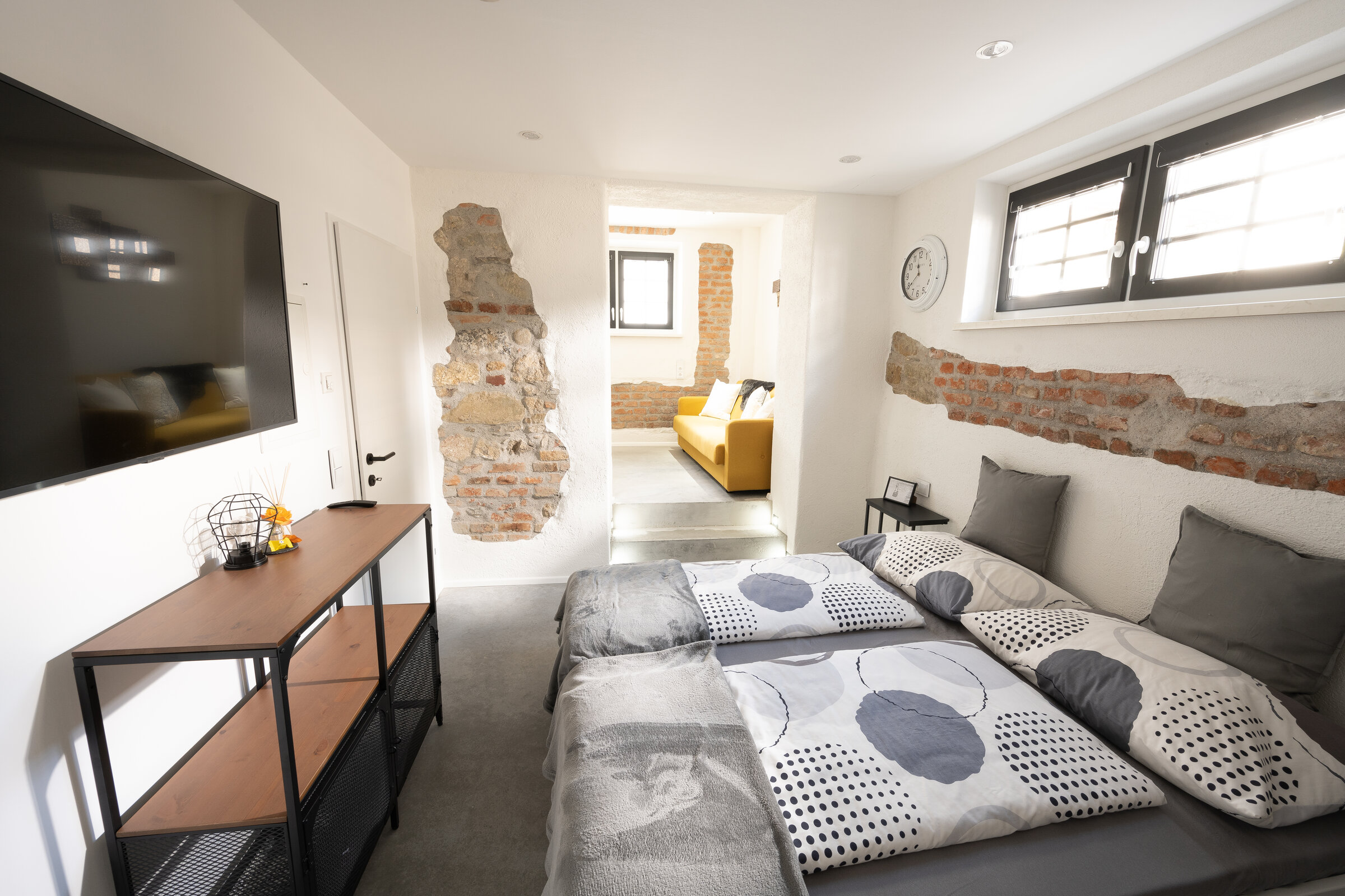 Von unserem kuscheligen Bett aus kann man direkt zum TV & in den Wohnbereich sehen | © @wolfistraunseeblick