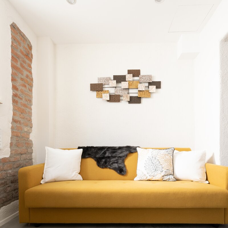 Die farbenfrohe Couch steht im zweiten Raum und verleiht diesem eine gemütliche großzügige Atmosphäre und bietet einen weitere Schlafmöglichkeit | © @wolfistraunseeblick