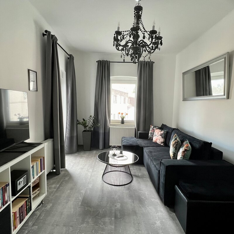 Cosy living room with sofa bed, reading corner & balcony | © @wolfistraunseeblick