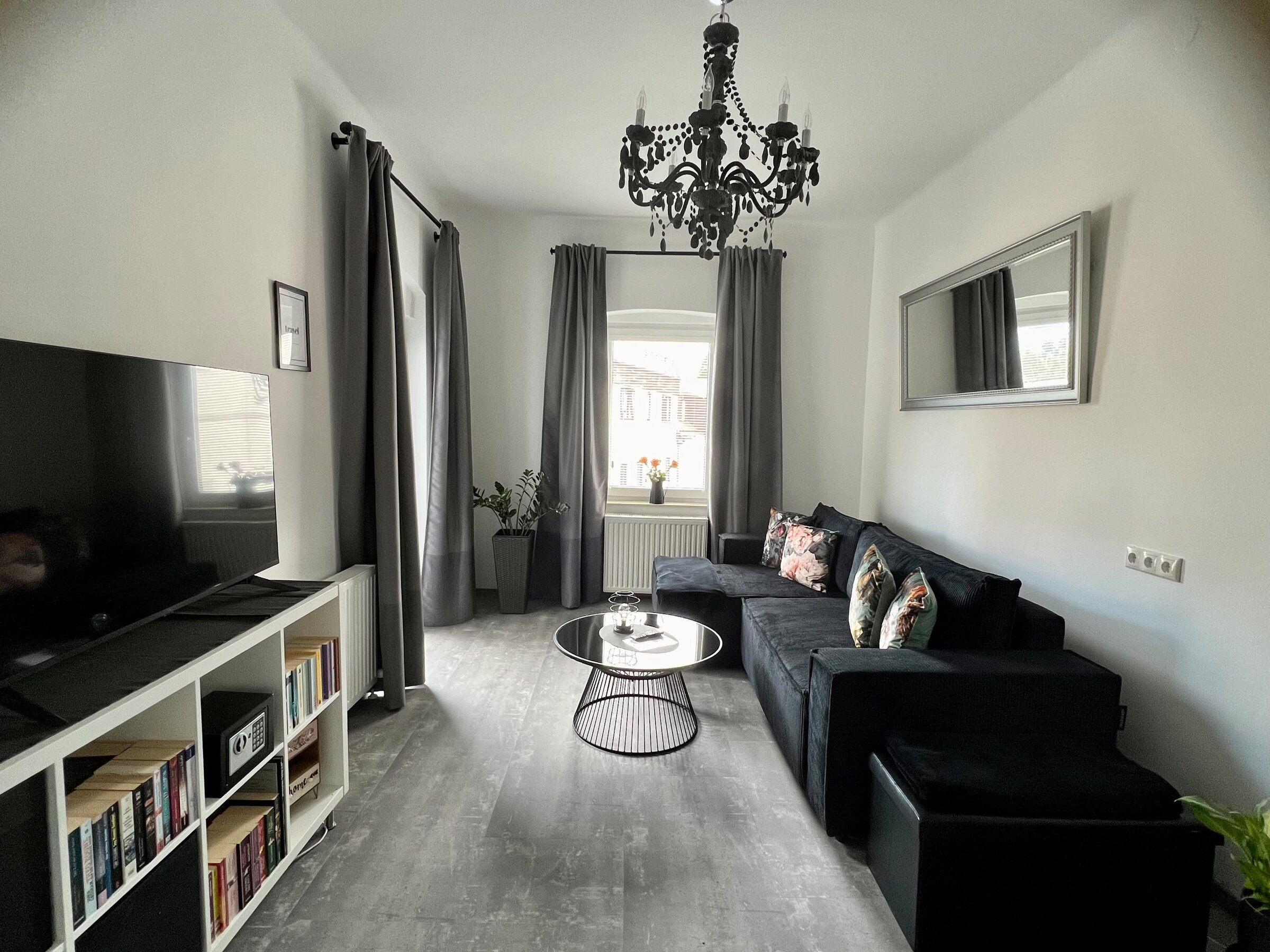 Cosy living room with sofa bed, reading corner & balcony | © @wolfistraunseeblick