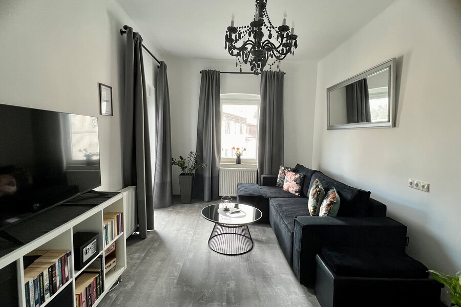 Cosy living room with sofa bed, reading corner & balcony | © @wolfistraunseeblick
