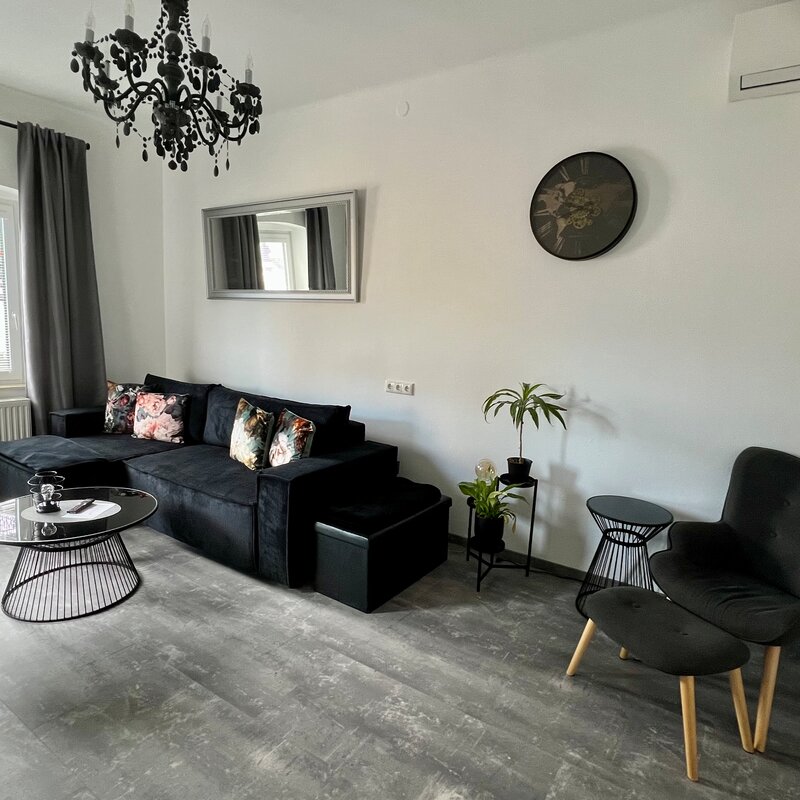 Our cosy reading corner invites you to relax and unwind | © @wolfistraunseeblick