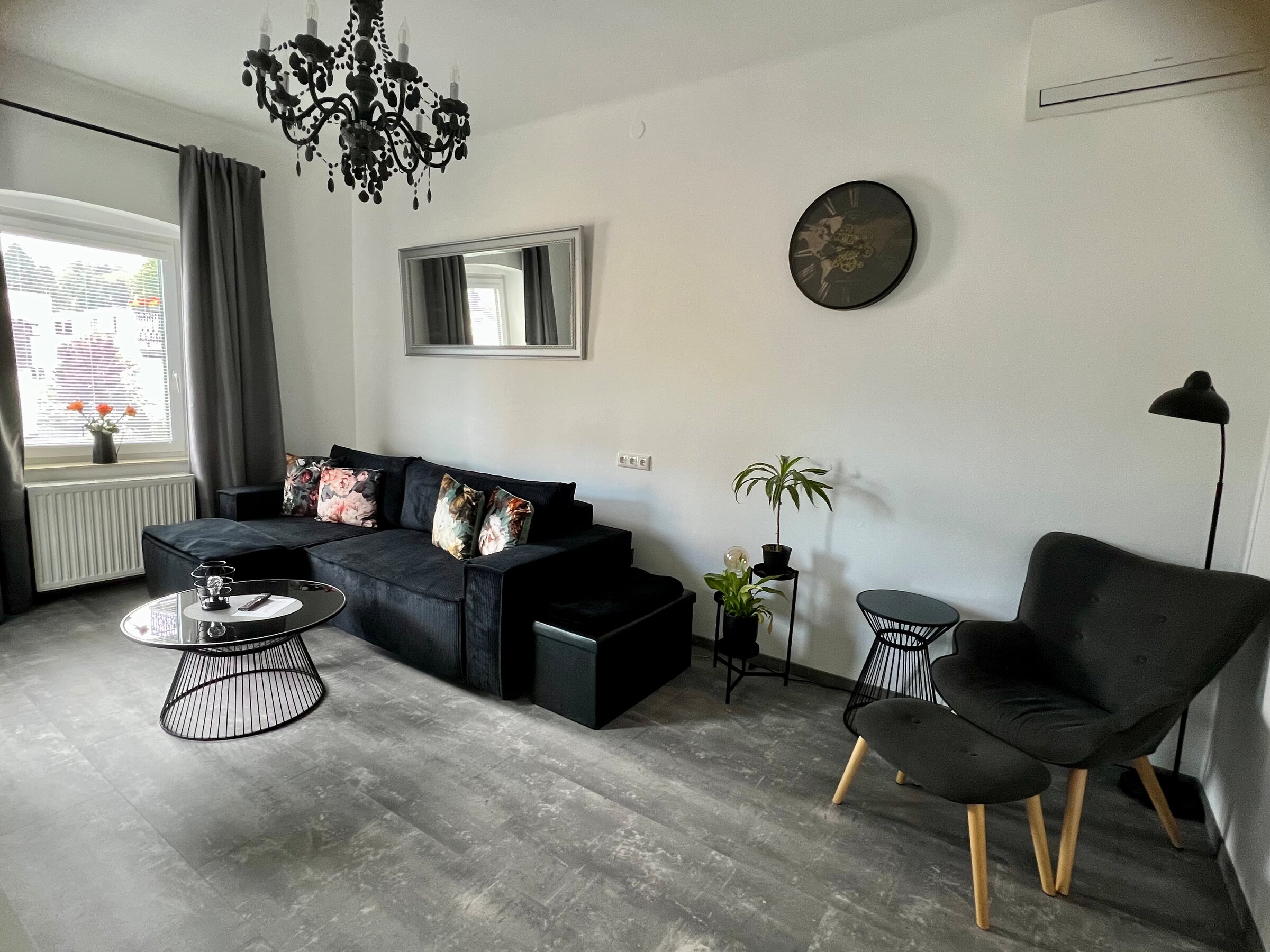 Our cosy reading corner invites you to relax and unwind | © @wolfistraunseeblick