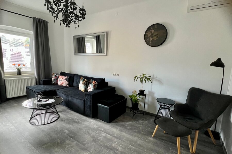 Our cosy reading corner invites you to relax and unwind | © @wolfistraunseeblick