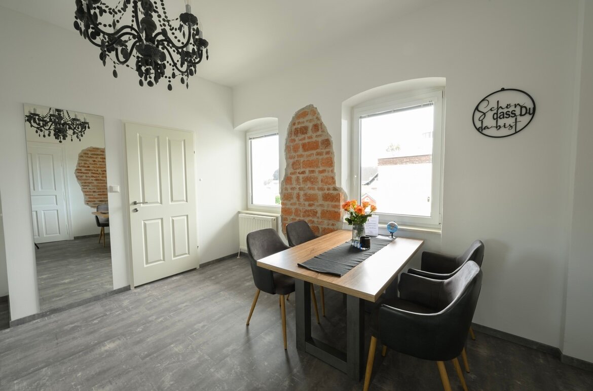 Large, cosy eat-in kitchen with magnificent mountain views | © @wolfistraunseeblick