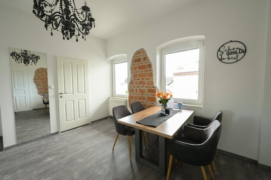 Large, cosy eat-in kitchen with magnificent mountain views | © @wolfistraunseeblick