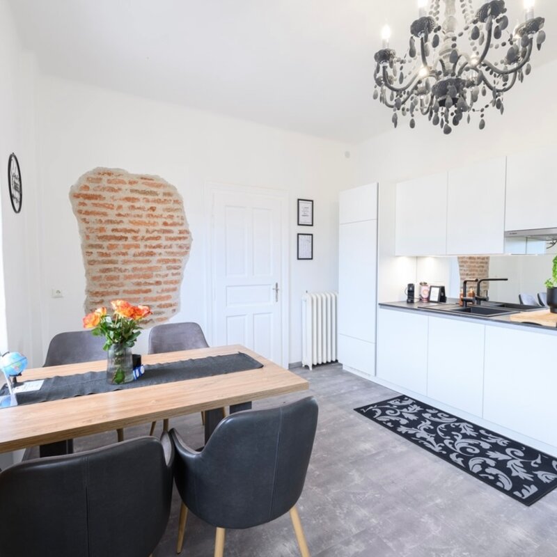 New, fully equipped kitchen with cosy dining area | © @wolfistraunseeblick