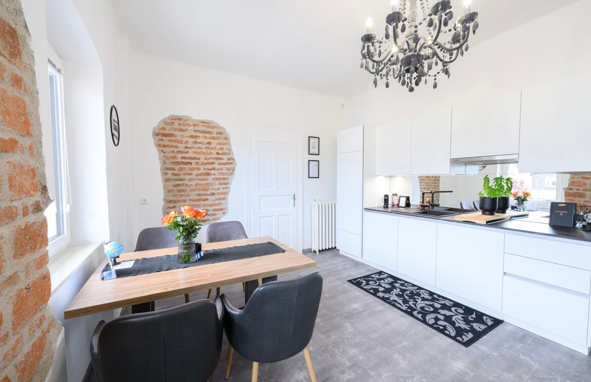 New, fully equipped kitchen with cosy dining area | © @wolfistraunseeblick