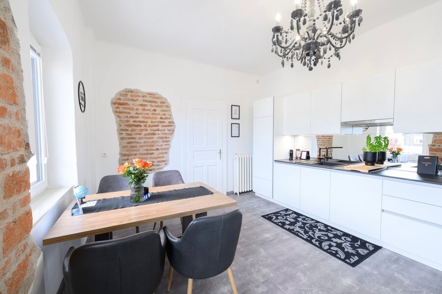 New, fully equipped kitchen with cosy dining area | © @wolfistraunseeblick