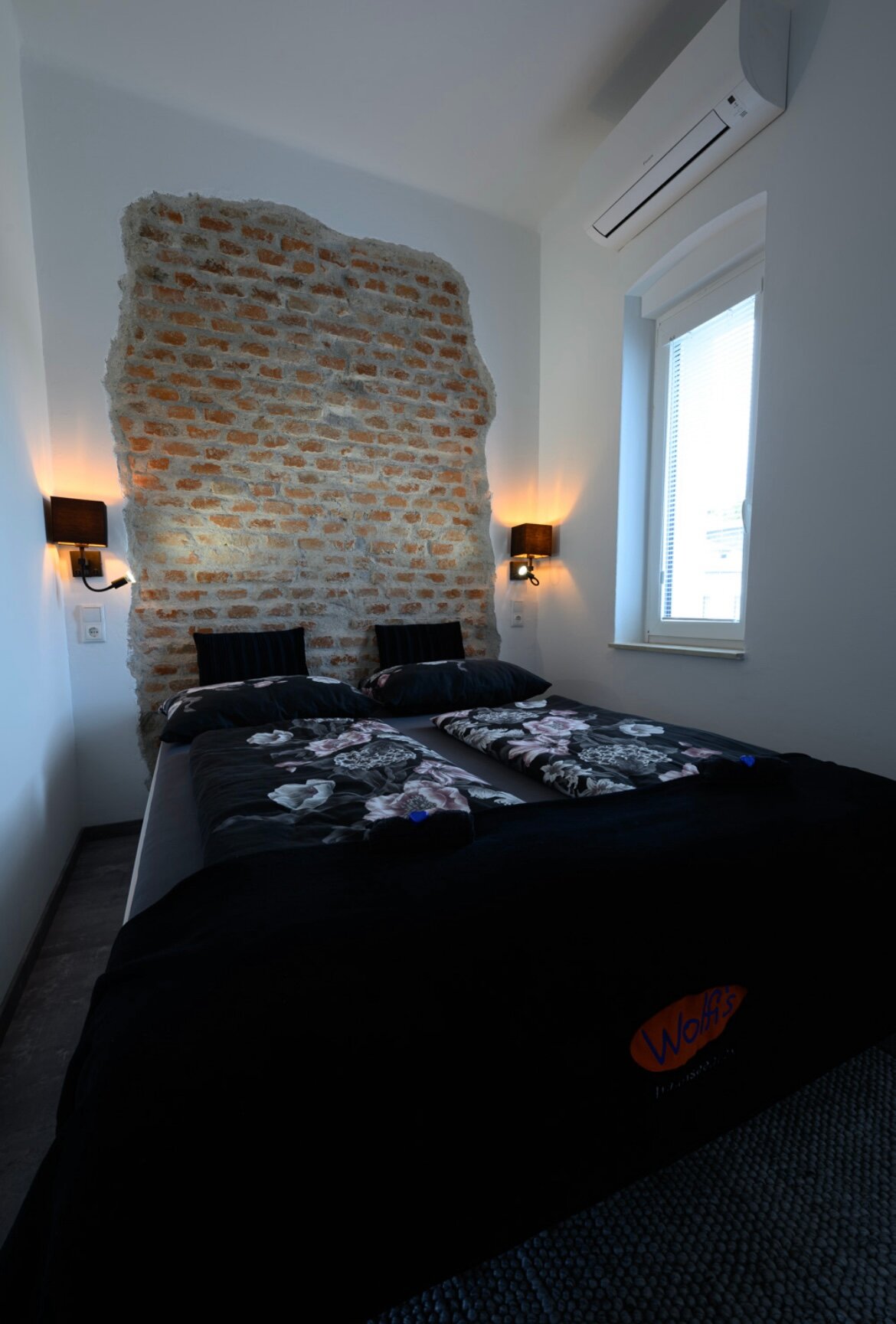 Our cosy double bed invites you to relax and unwind | © @wolfistraunseeblick