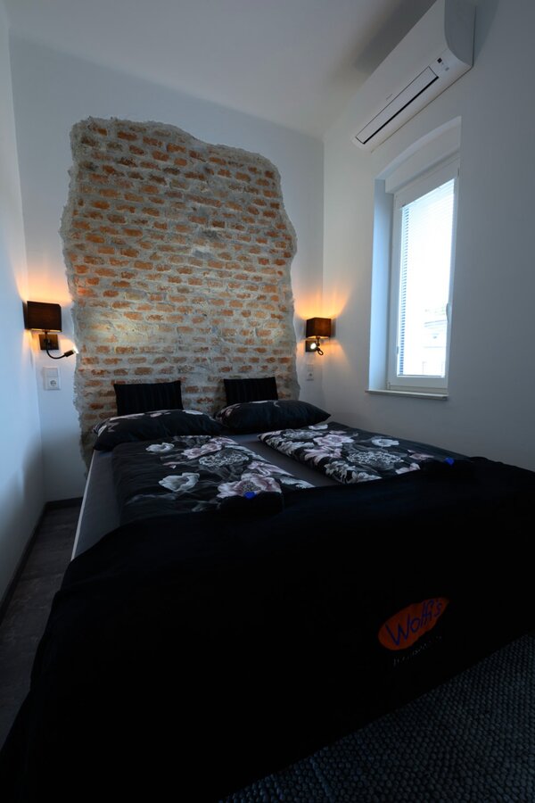 Our cosy double bed invites you to relax and unwind | © @wolfistraunseeblick