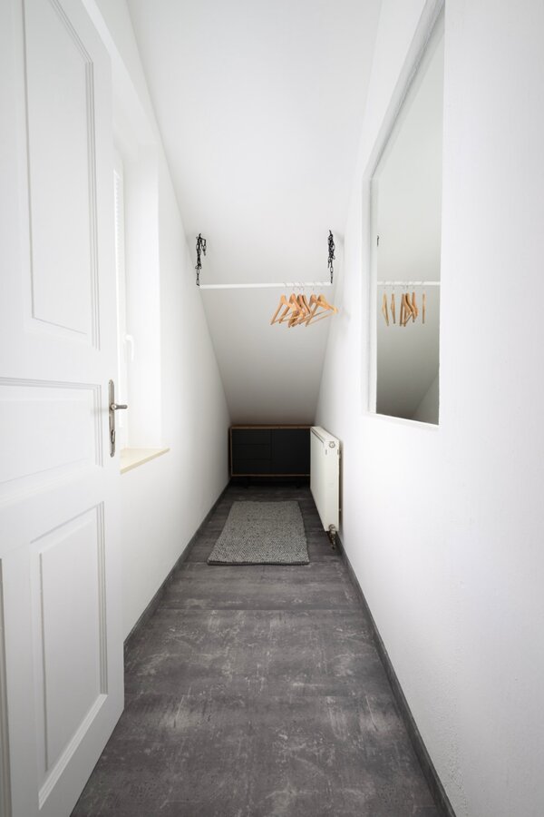 Our dressing room provides enough storage space to store your clothes, suitcases etc. perfectly | © @wolfistraunseeblick