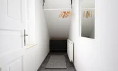 Unser Ankleidezimmer sorgt für genügend Stauraum um die Kleidung, Koffer etc. perfekt unterzubringen | © @wolfistraunseeblick