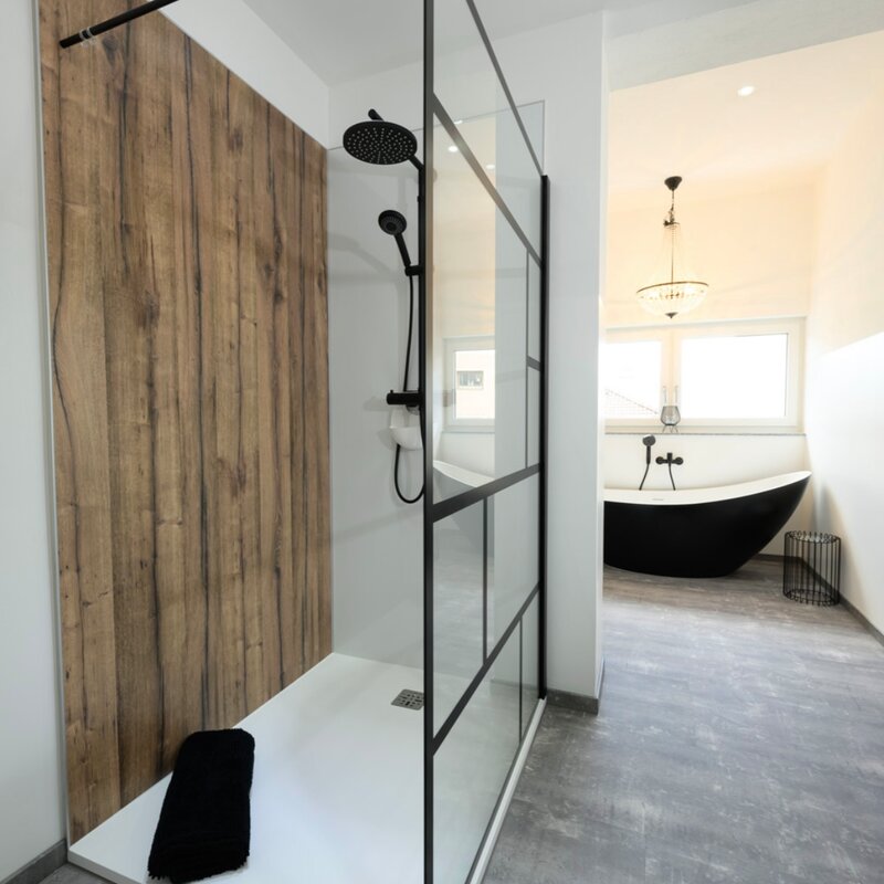 Spacious, bright bathroom with rain shower and bathtub | © @wolfistraunseeblick