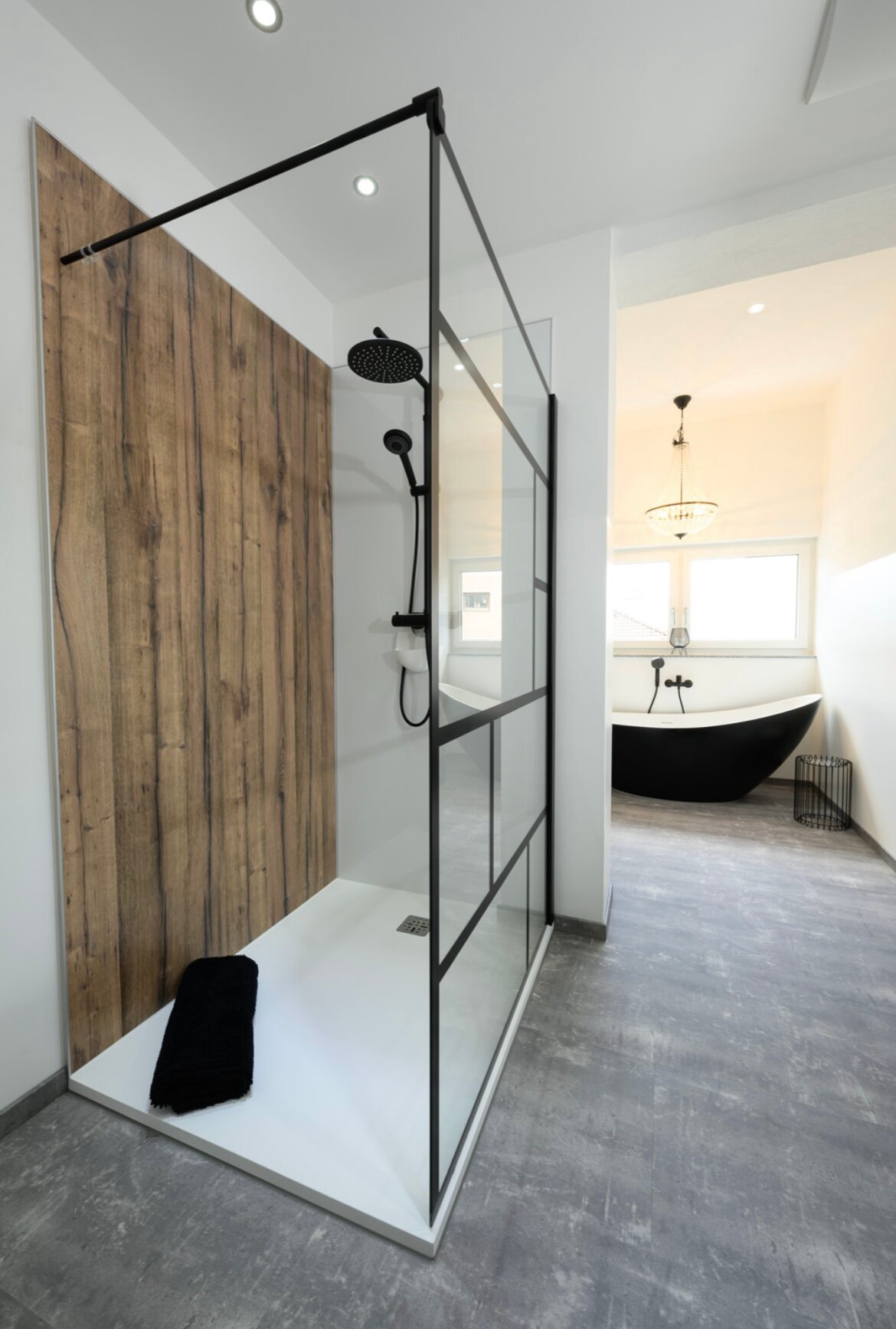 Spacious, bright bathroom with rain shower and bathtub | © @wolfistraunseeblick