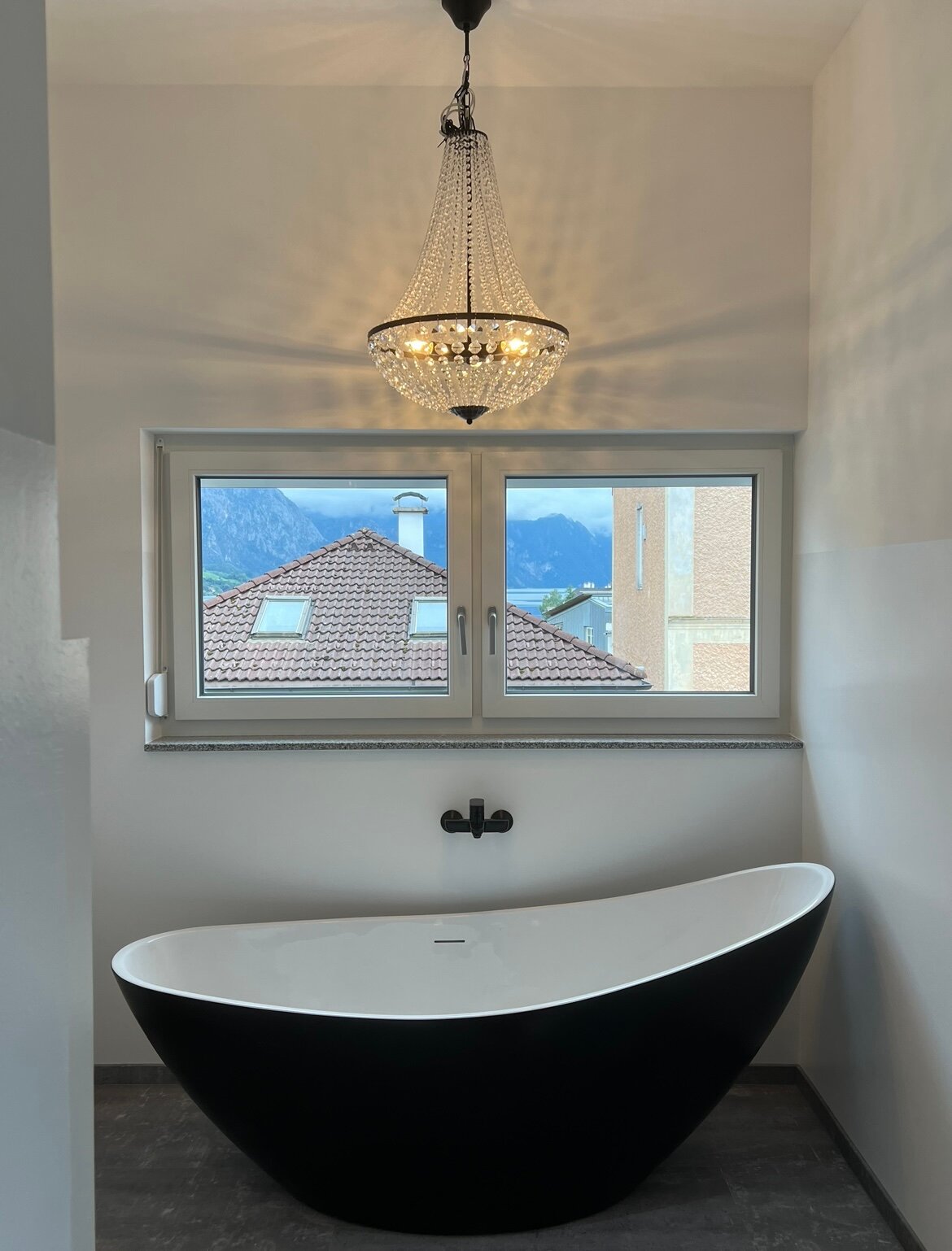 You can end the day relaxing in our free-standing bathtub | © @wolfistraunseeblick 