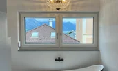 In unserer freistehenden Badewanne kann man den Tag entspannt ausklingen lassen | © @wolfistraunseeblick 