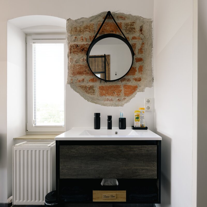 Washbasin with exposed brick walls in loft style | © @wolfistraunseeblick