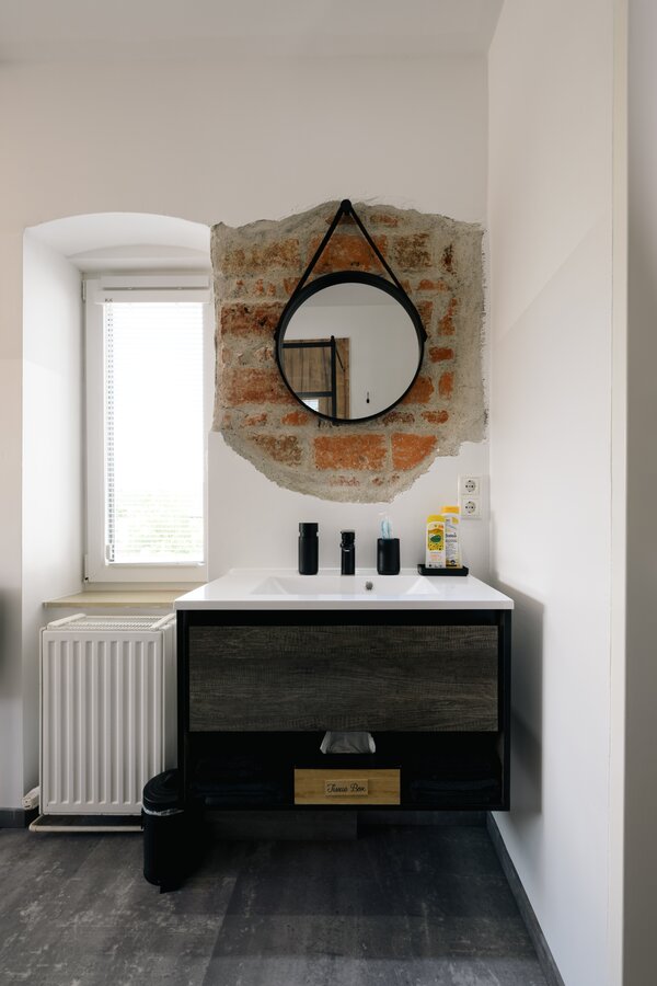 Washbasin with exposed brick walls in loft style | © @wolfistraunseeblick