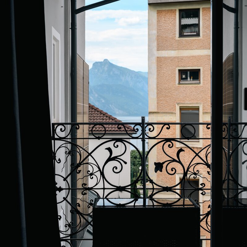 Balcony with lake and mountain views to while away cosy hours | © @wolfistraunseeblick