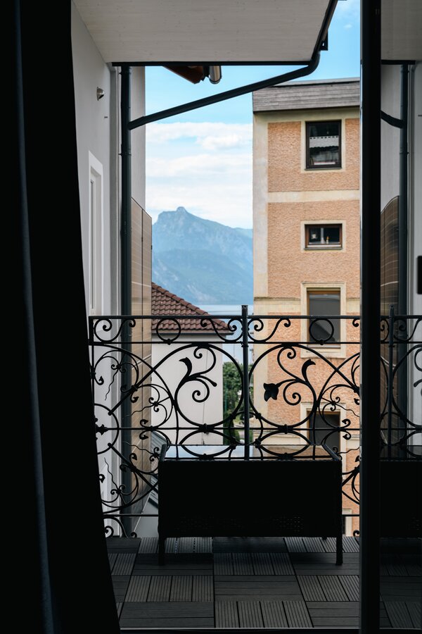 Balcony with lake and mountain views to while away cosy hours | © @wolfistraunseeblick