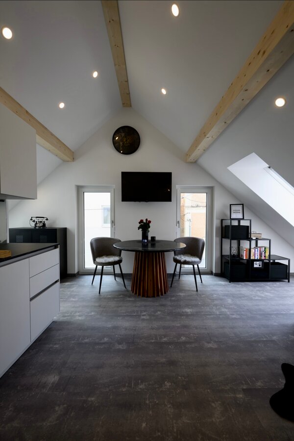Bright, cosy eat-in kitchen with reading corner and slanted roof windows | © @wolfistraunseeblick