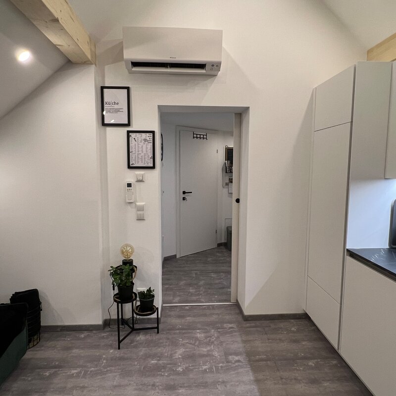 New, bright, fully equipped kitchen with integrated living/dining area | © @wolfistraunseeblick