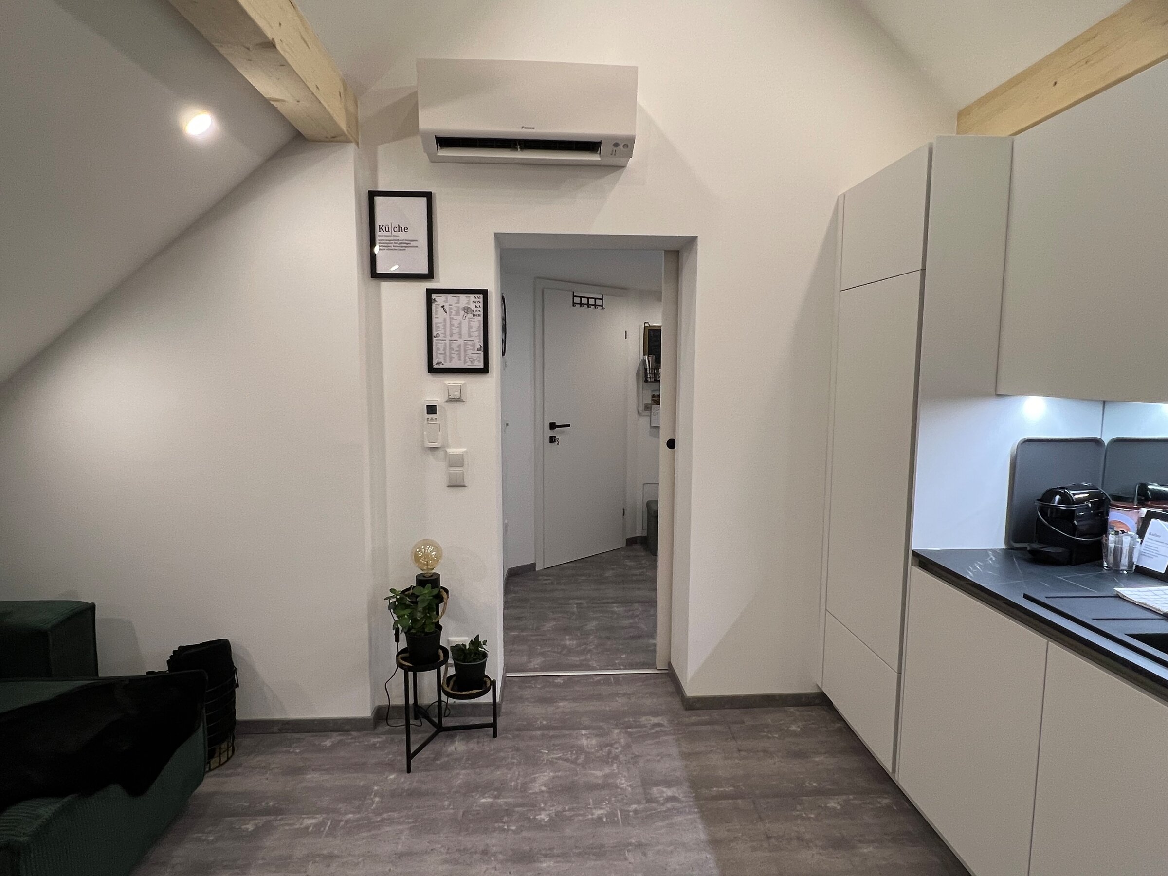 New, bright, fully equipped kitchen with integrated living/dining area | © @wolfistraunseeblick