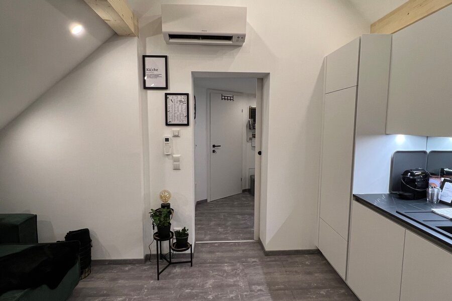 New, bright, fully equipped kitchen with integrated living/dining area | © @wolfistraunseeblick