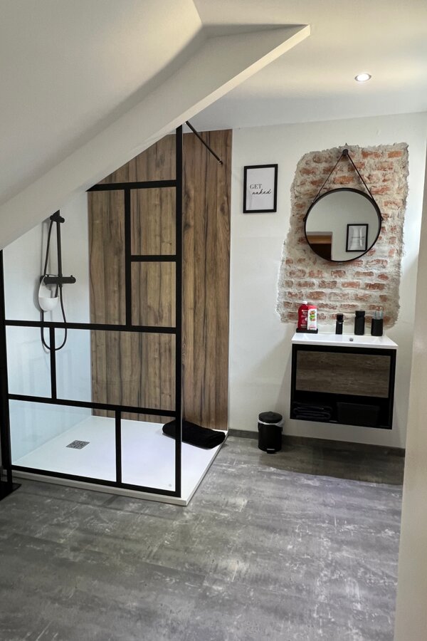 Bright, spacious bathroom with rain shower | © @wolfistraunseeblick