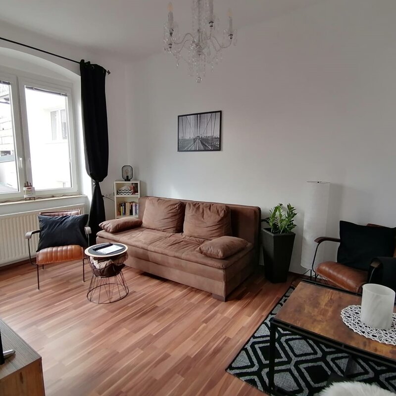 Gemütliches Wohnzimmer mit Ausziehsofa | © @wolfistraunseeblick