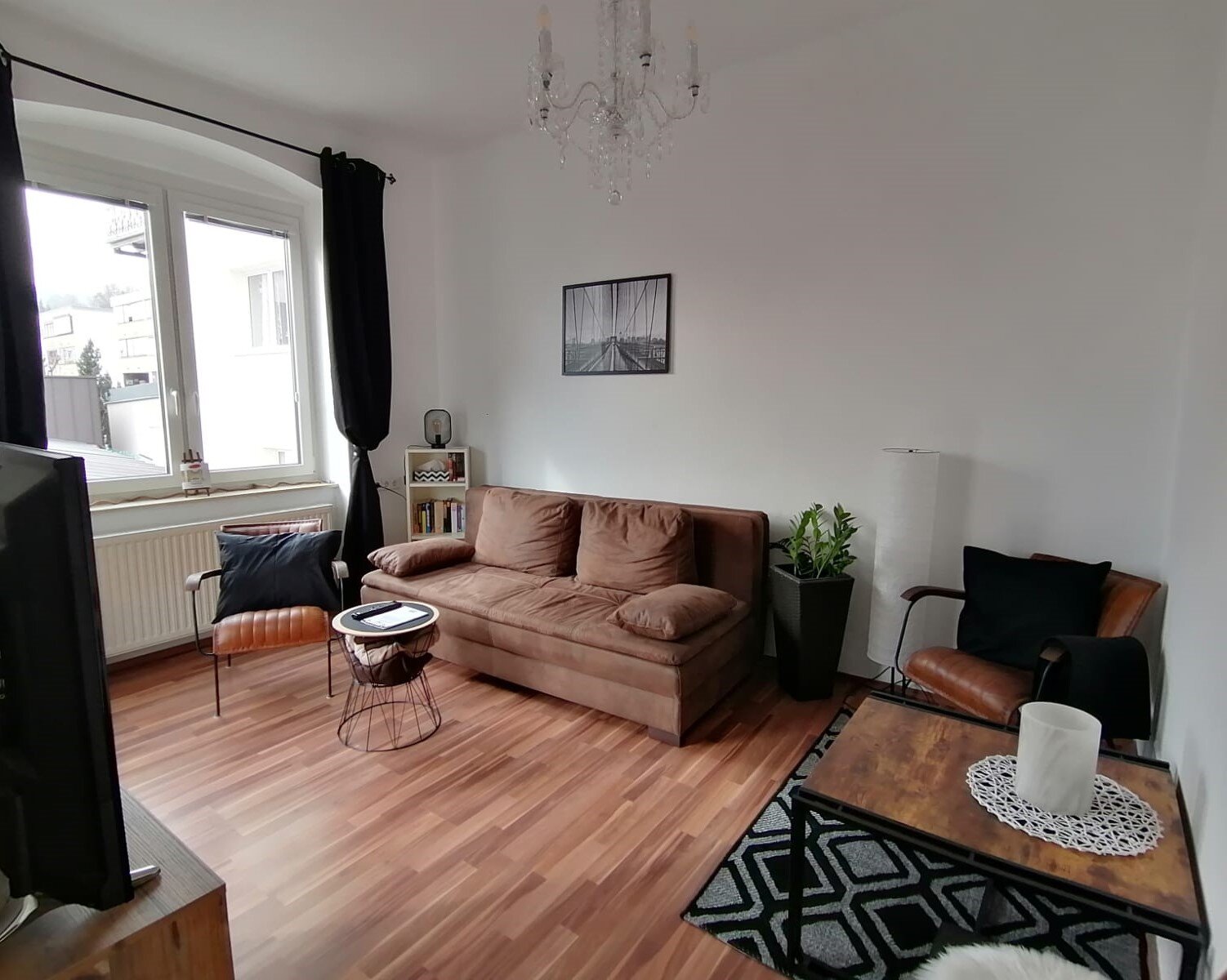 Gemütliches Wohnzimmer mit Ausziehsofa | © @wolfistraunseeblick