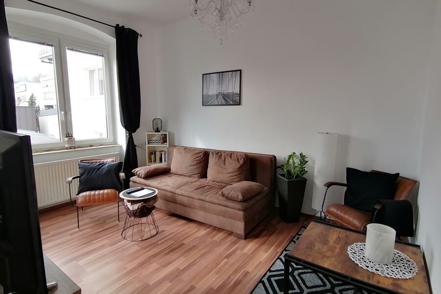 Gemütliches Wohnzimmer mit Ausziehsofa | © @wolfistraunseeblick