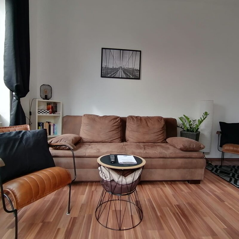 Ausziehsofa & gemütlicher Sessel zum lesen und verweilen | © @wolfistraunseeblick