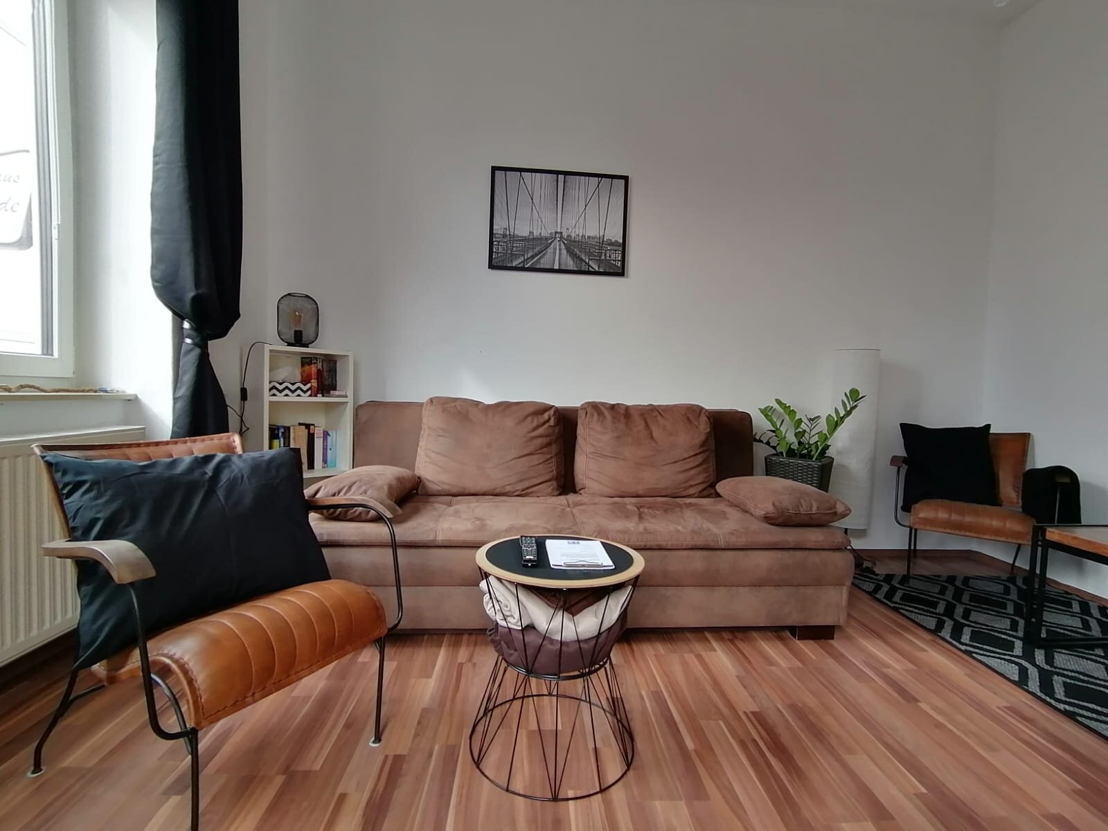 Ausziehsofa & gemütlicher Sessel zum lesen und verweilen | © @wolfistraunseeblick