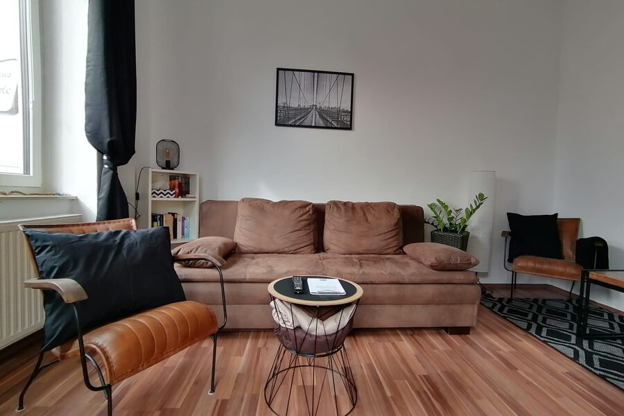 Ausziehsofa & gemütlicher Sessel zum lesen und verweilen | © @wolfistraunseeblick