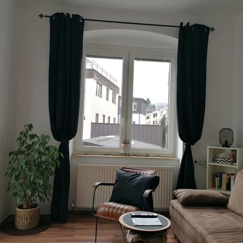 Die großen Fenster sorgen für einen schönen, hellen Raum | © @wolfistraunseeblick