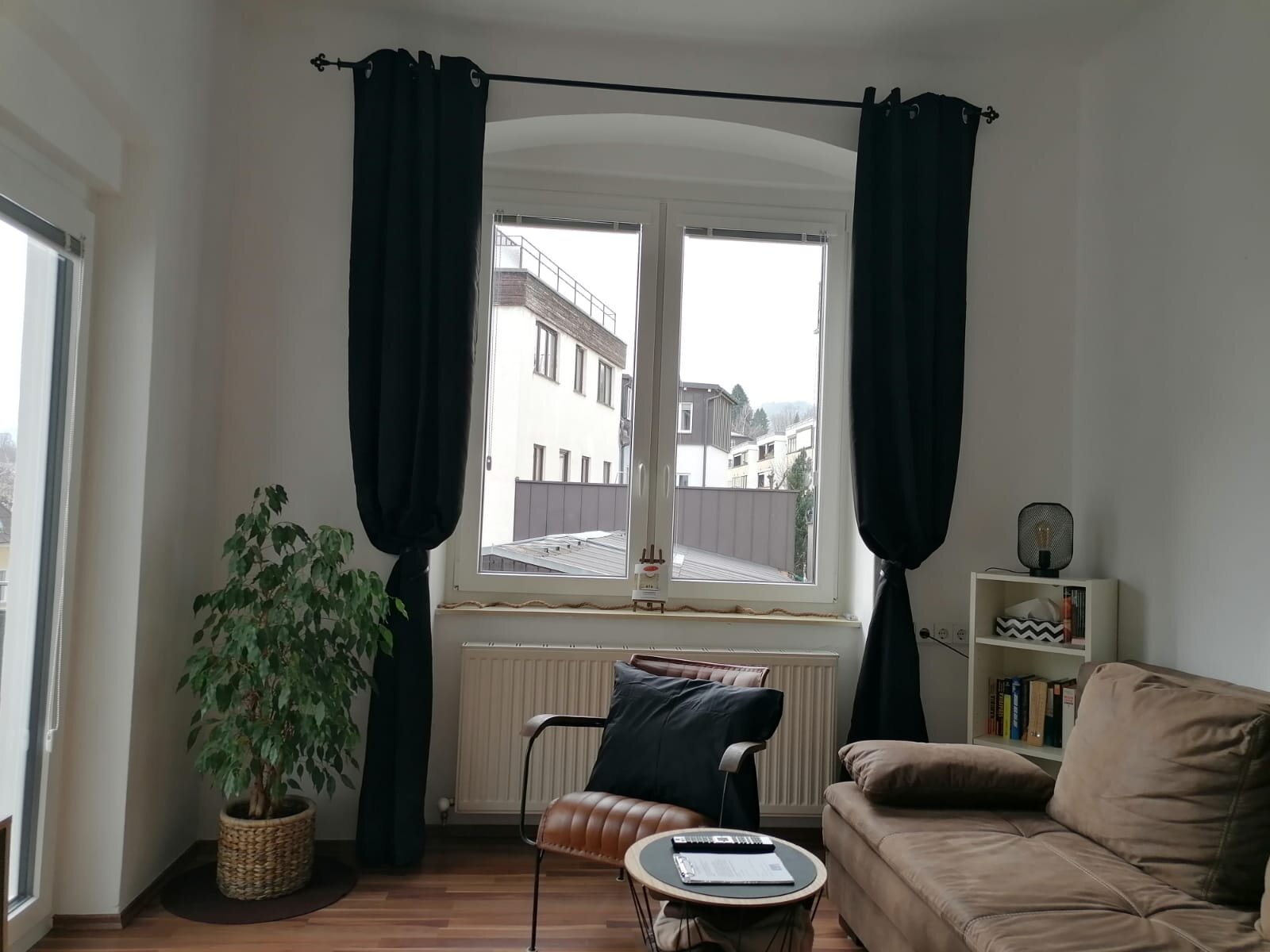 Die großen Fenster sorgen für einen schönen, hellen Raum | © @wolfistraunseeblick