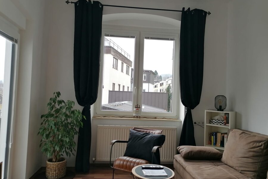 Die großen Fenster sorgen für einen schönen, hellen Raum | © @wolfistraunseeblick