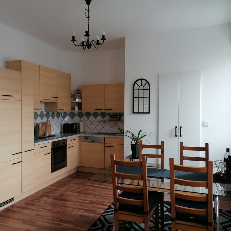 Großzügige Wohnküche mit Kücheninsel, Esstisch für bis zu 4 Personen | © @wolfistraunseeblick