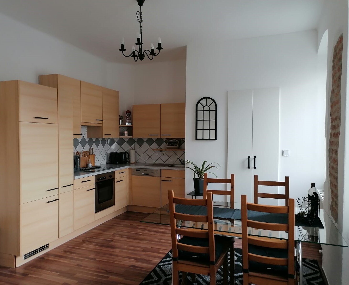 Großzügige Wohnküche mit Kücheninsel, Esstisch für bis zu 4 Personen | © @wolfistraunseeblick