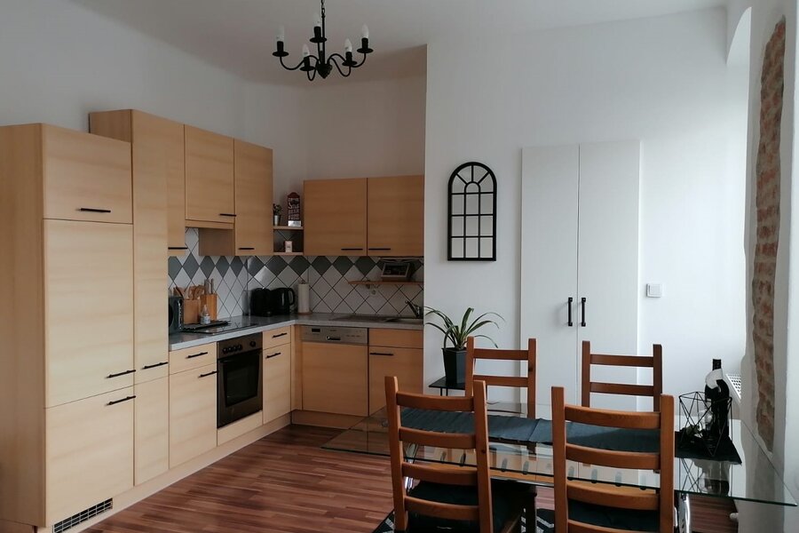 Großzügige Wohnküche mit Kücheninsel, Esstisch für bis zu 4 Personen | © @wolfistraunseeblick