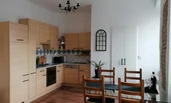 Spacious eat-in kitchen with kitchen island, dining table for up to 4 people | © @wolfistraunseeblick