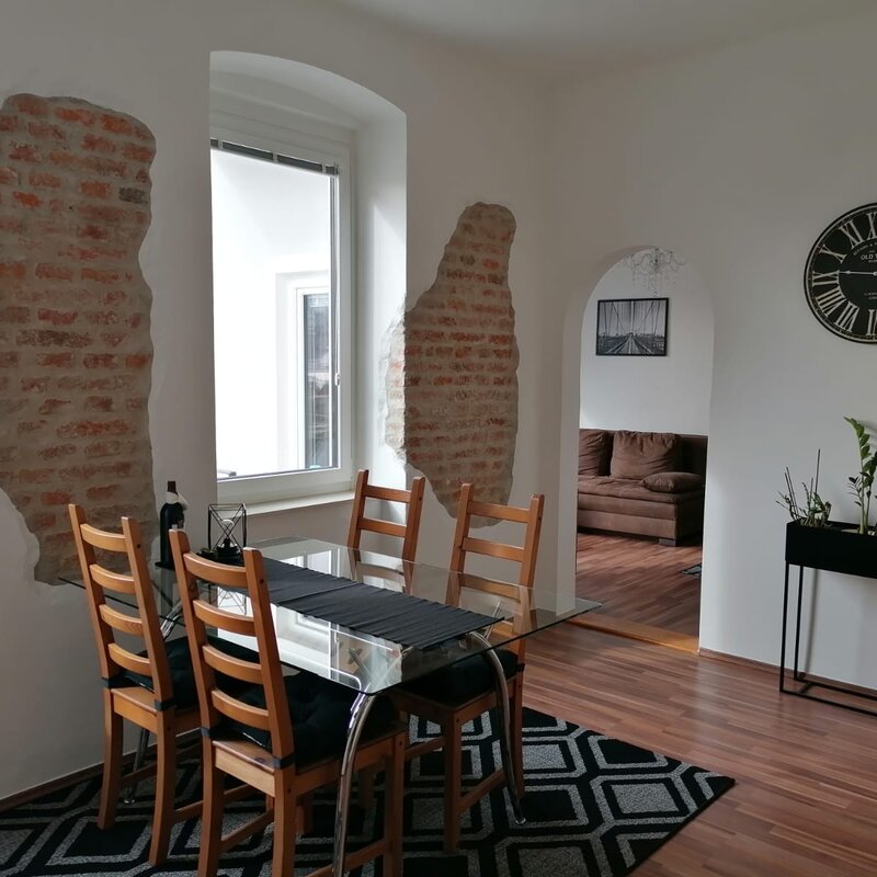 Von der Wohnküche hat man einen direkten Blick ins Wohnzimmer | © @wolfistraunseeblick