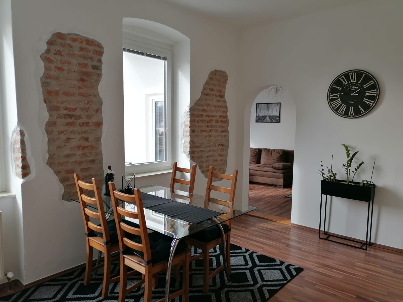 Von der Wohnküche hat man einen direkten Blick ins Wohnzimmer | © @wolfistraunseeblick