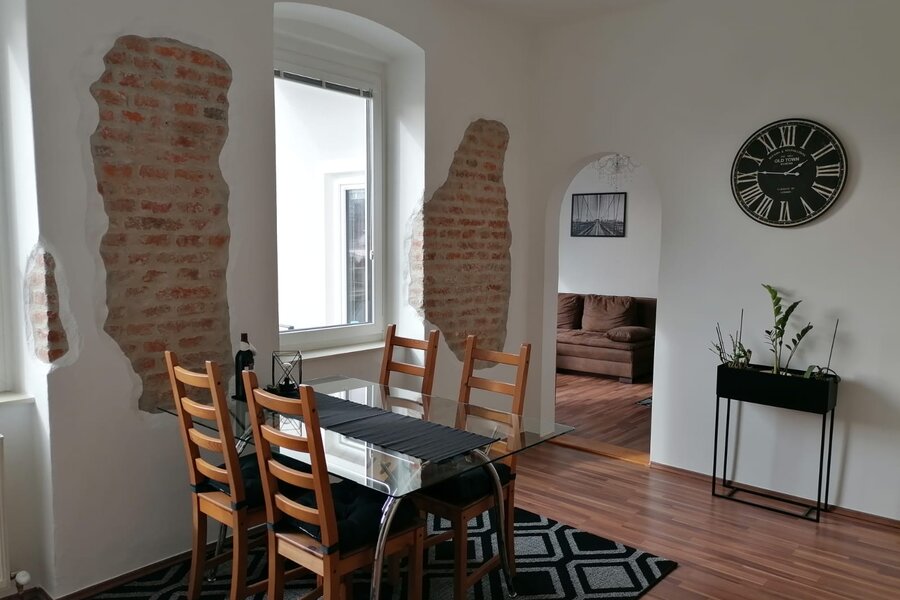 Von der Wohnküche hat man einen direkten Blick ins Wohnzimmer | © @wolfistraunseeblick